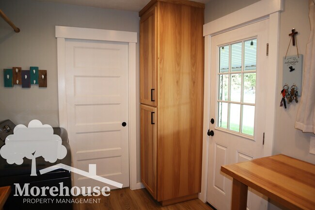 Building Photo - 10440 Meadow Lark Dr