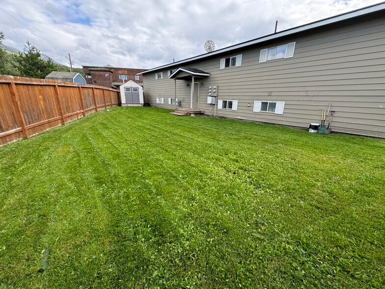 Building Photo - 16943 Hanson Dr