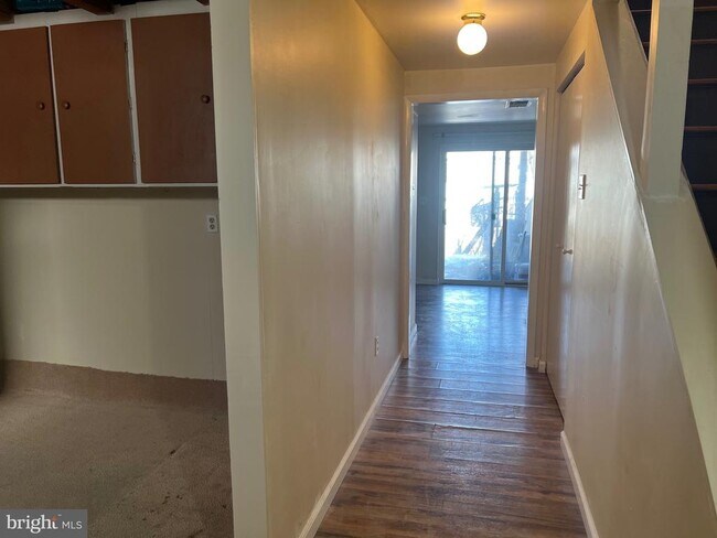 Building Photo - 16 N Pendleton Ct