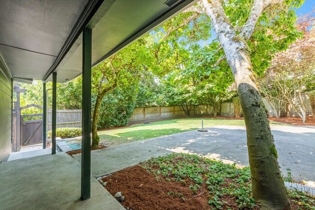 Building Photo - Elegant Air-Conditioned Newly Remodeled Matthews Beach Rambler