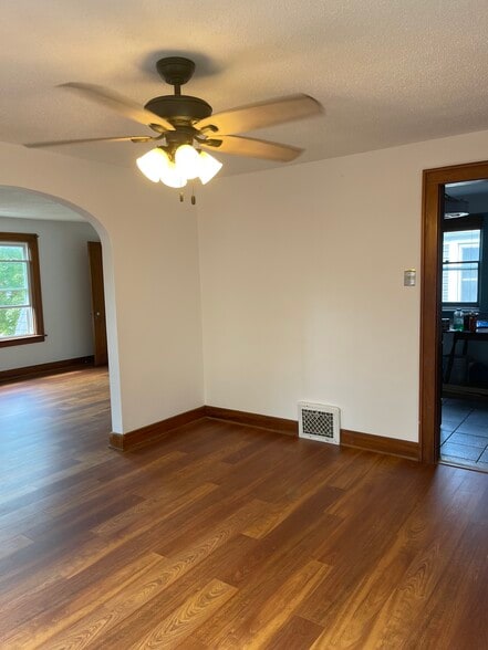 Dining room access to kitchen - 190 Hamilton Dr