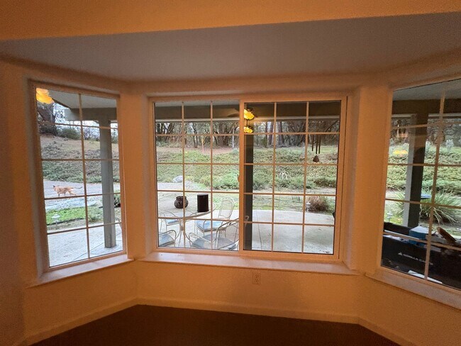 Building Photo - Beautiful, Loved, 3 bed-2 ba Mountain Home