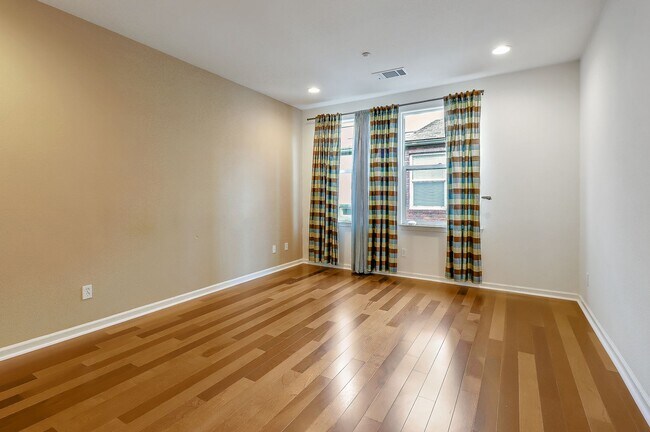 Building Photo - Luxury 2 Bedroom Condo with Loft