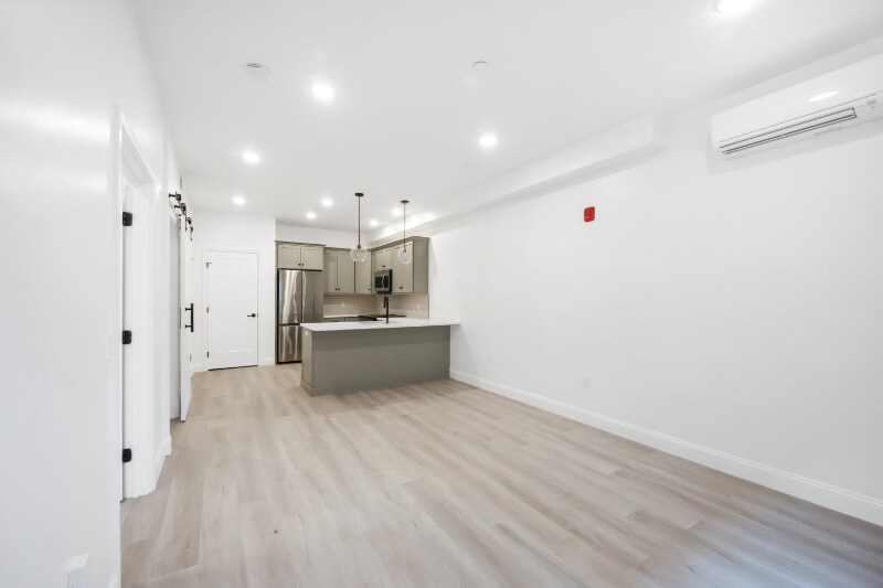 Building Photo - 126 Adelaide Ave