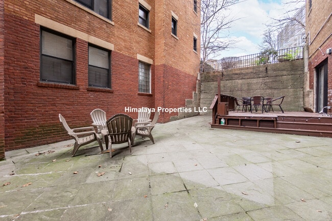 Building Photo - 448 Park Dr