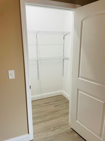 Building Photo - 261 Fairway Dr