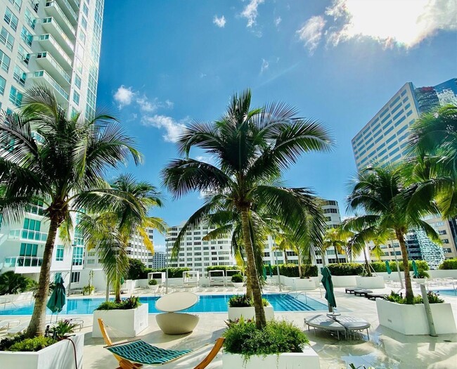 Building Photo - 999 Brickell Ave