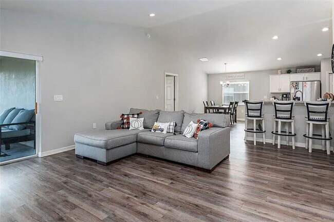 Building Photo - Gorgeous Three Bedroom in Towne Park Estates