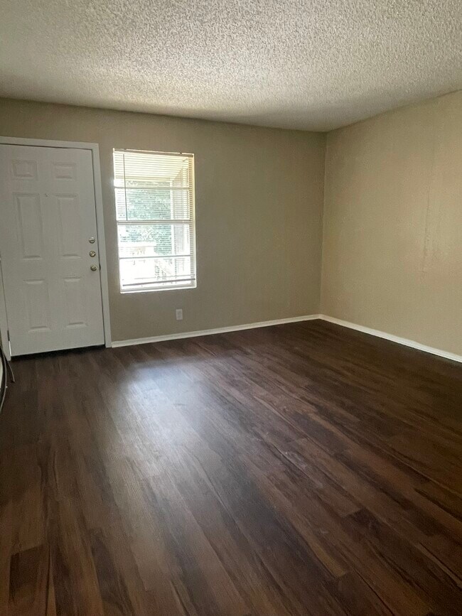 Building Photo - 400 Algerita Dr