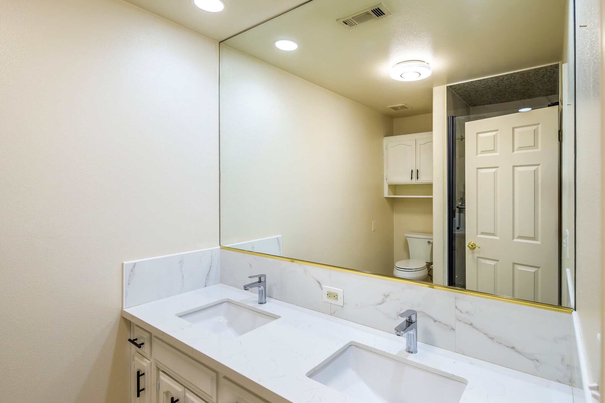Building Photo - 1542 E Alluvial Ave