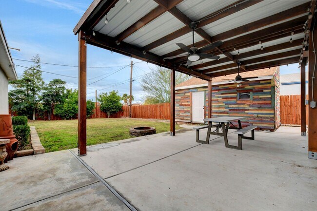 Building Photo - UNIQUE SINGLE FAMILY HOME! - No HOA, Car Lift, RV Parking and Nice Backyard