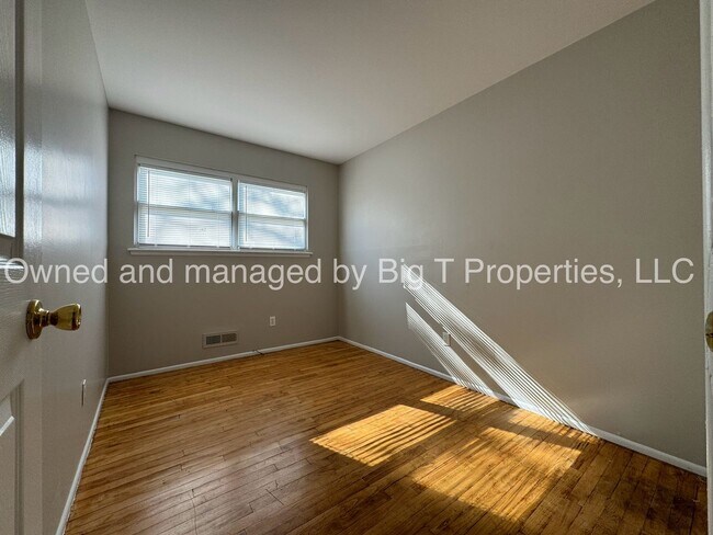 Building Photo - Updated Newark split level, w/ main lvl berm