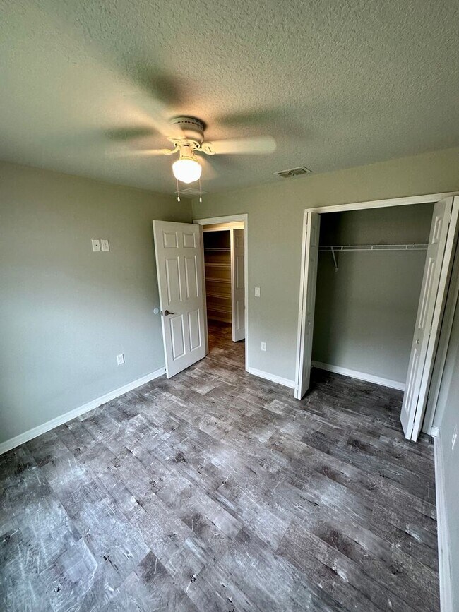 Building Photo - 2027-2029 Guava Dr