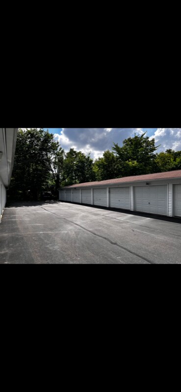 Building Photo - 124 Wellington Ct