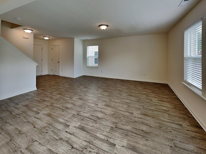 Building Photo - 10921 Woods Dr