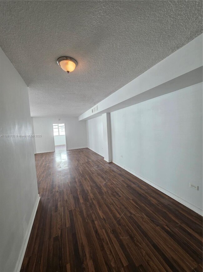 Building Photo - 905 Brickell Bay Dr