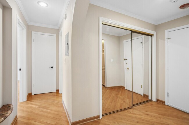 Building Photo - 400 Ascot Dr