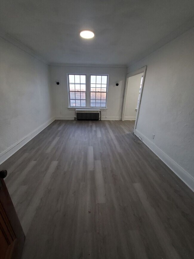 Building Photo - 614 6th St