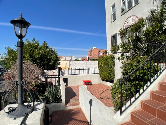 Building Photo - 316 S Berendo St