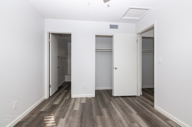 Building Photo - Granada Suites