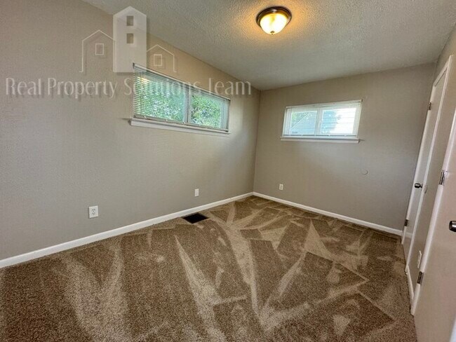Building Photo - 3374 Eakin Rd