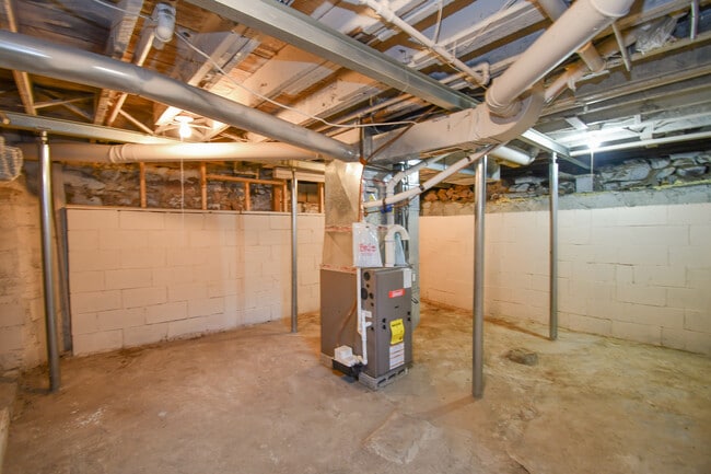 Building Photo - 817 W 12th St