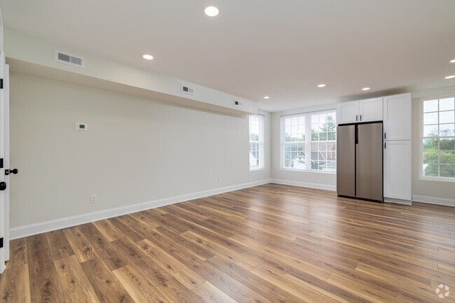 1BR, 1BA - 855SF - Living Room - 112 Washington Ave