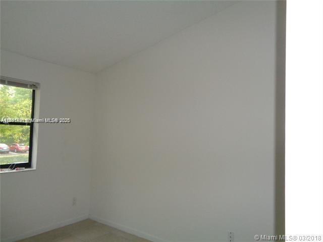 Building Photo - 650 S Park Rd