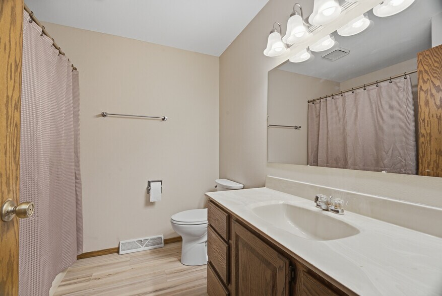 Building Photo - 1355 W Hiawatha Dr