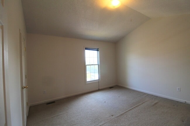 Building Photo - Liberty square end unit townhome for rent!