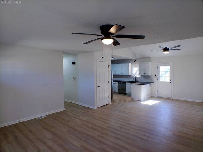 Building Photo - Spacious 4 bedrooms and 2 full baths home located on S Franklin St in Spring Hill