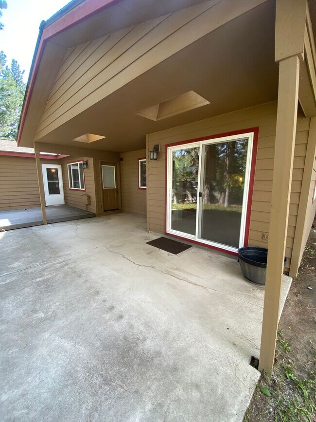 Building Photo - Spacious 2 Bedroom + office! Large yard!  ...