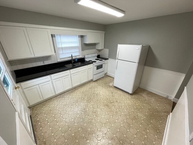 Building Photo - Cute Cottage Style Home For Rent