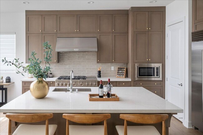 Building Photo - Model-Perfect 5 Bedroom Home in Valencia!