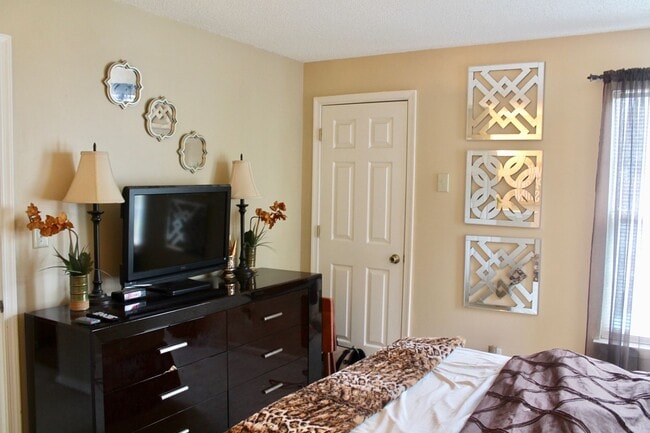 Building Photo - 2BD/ 2BA Condo with New Carpet & Community Pool!