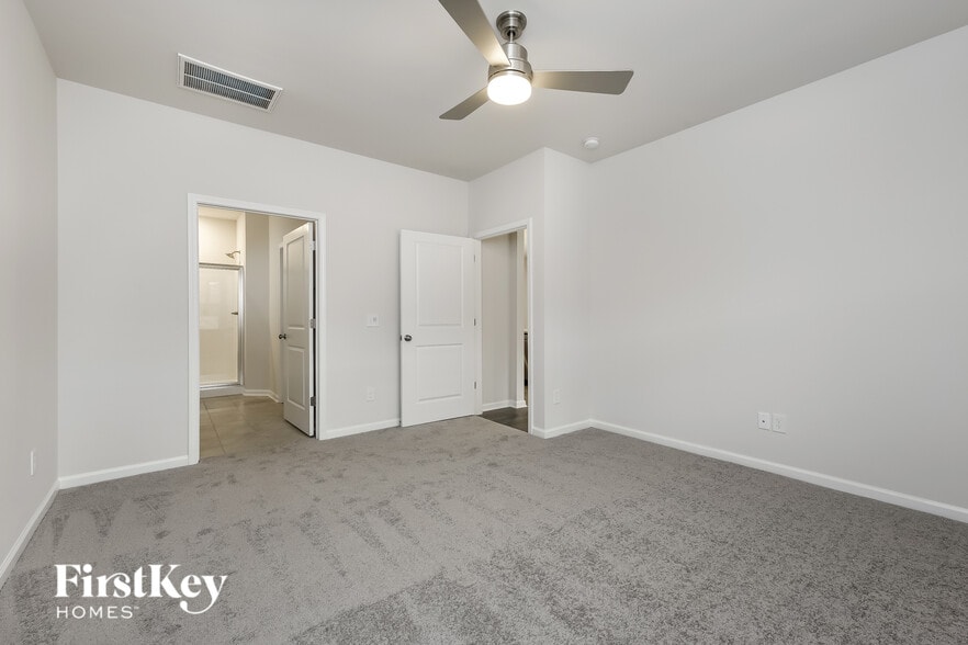 Building Photo - 586 Hillpark Ln