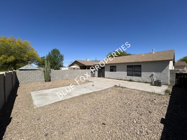 Building Photo - 2021 W Menzel Dr
