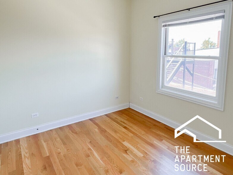 Building Photo - 2328 N Greenview Ave