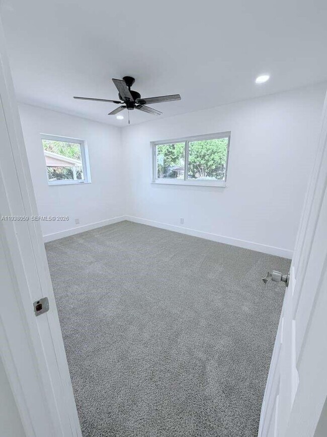 Building Photo - 134 SW 14th Ave