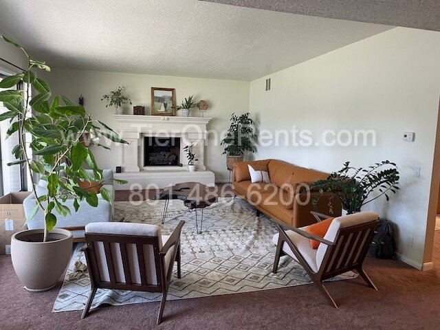 Building Photo - NO DEPOSIT Option Available for Qualified Renters!