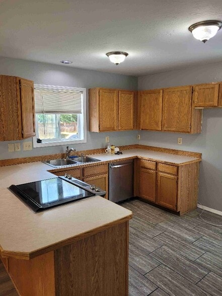 Building Photo - 1926 SW Reindeer Ave