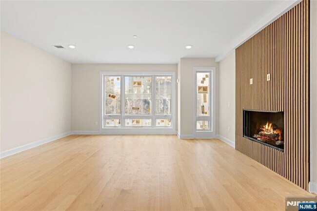 Building Photo - 45 Lincoln Ave