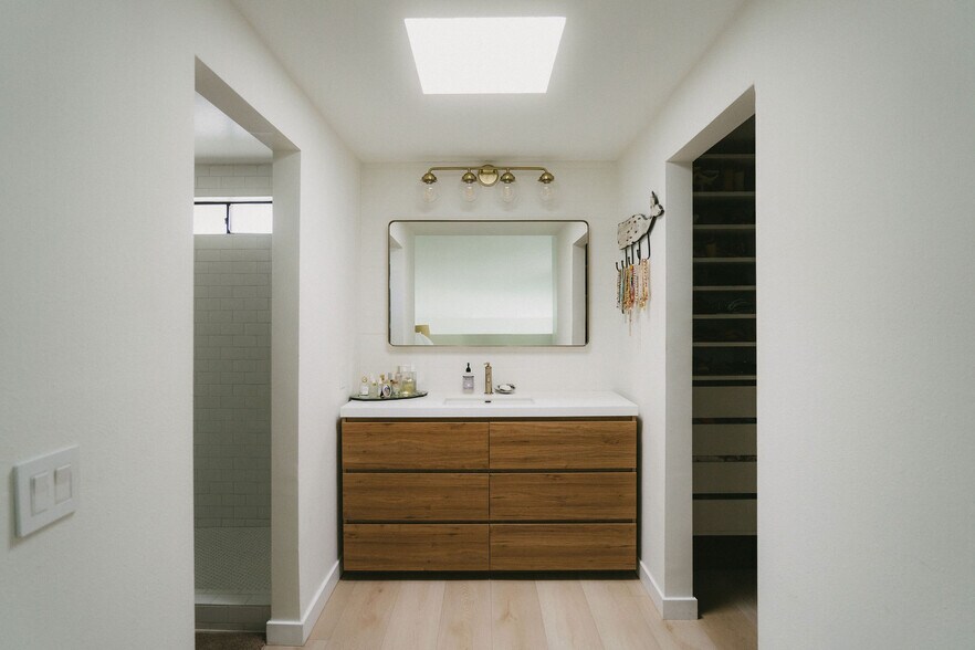 Building Photo - 5716 Skyview Way