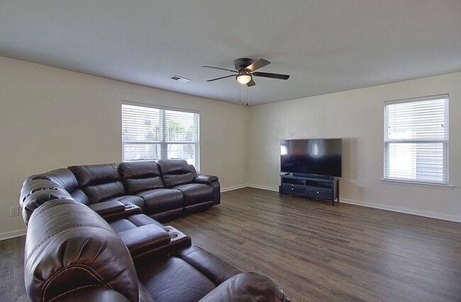 Building Photo - 143 Davila St