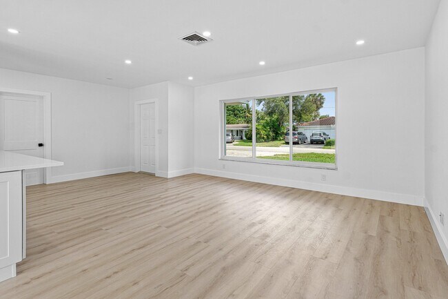 Building Photo - 970 SW 7th St