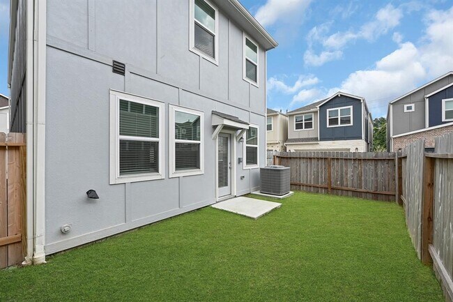 Building Photo - 1528 Lakeline Oak Dr