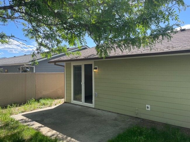 Building Photo - Very Nice 2 Bedroom 1 Bath Duplex in Grant...
