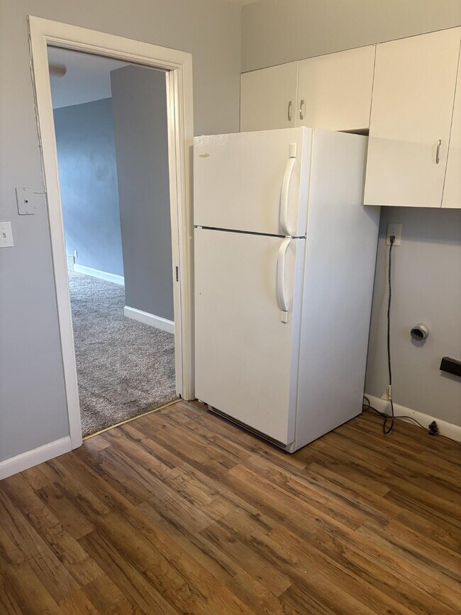 Building Photo - "2-Bedroom in Louisville! Carport Included!- Spacious 1015 Sq Ft Home on Gerald Ct Unit 3!"