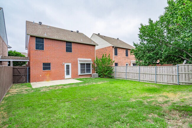 Building Photo - 323 Celia Cir