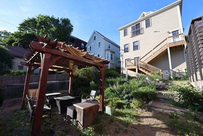 Building Photo - 10 Symmes St